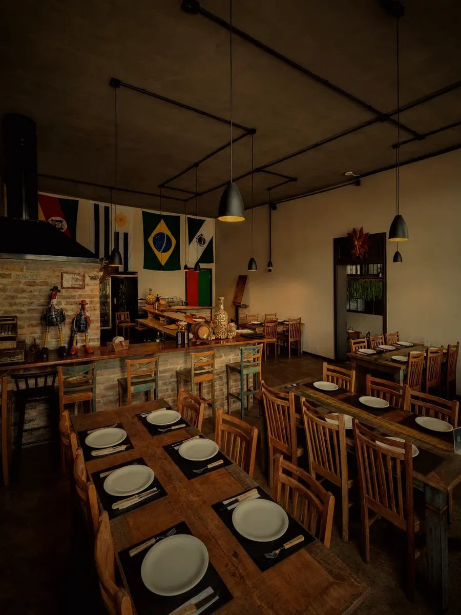 Salão do casarão com atmosfera acolhedora